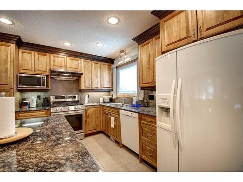 3227 41 Street Se, Calgary, AB - Indoor Photo Showing Kitchen