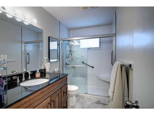 3227 41 Street Se, Calgary, AB - Indoor Photo Showing Bathroom