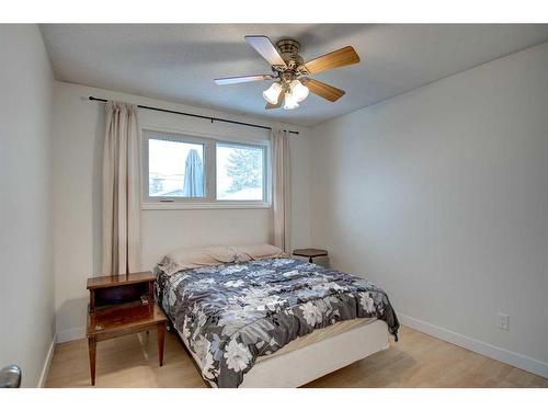 3227 41 Street Se, Calgary, AB - Indoor Photo Showing Bedroom