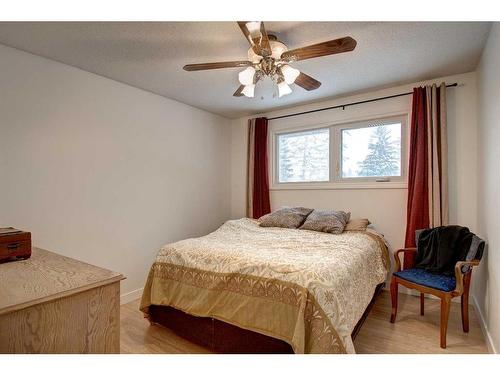 3227 41 Street Se, Calgary, AB - Indoor Photo Showing Bedroom