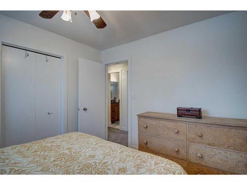 3227 41 Street Se, Calgary, AB - Indoor Photo Showing Bedroom