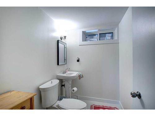 3227 41 Street Se, Calgary, AB - Indoor Photo Showing Bathroom