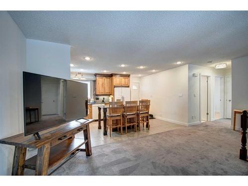 3227 41 Street Se, Calgary, AB - Indoor Photo Showing Dining Room