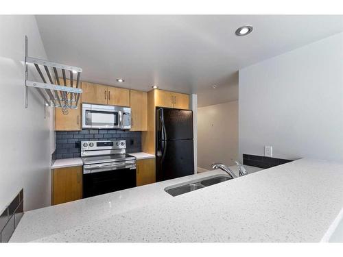 708-188 15 Avenue Sw, Calgary, AB - Indoor Photo Showing Kitchen With Double Sink