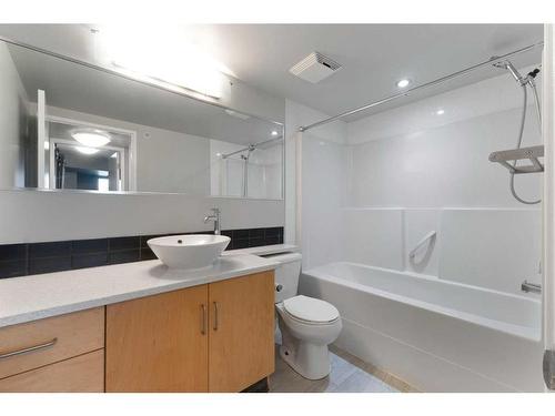 708-188 15 Avenue Sw, Calgary, AB - Indoor Photo Showing Bathroom