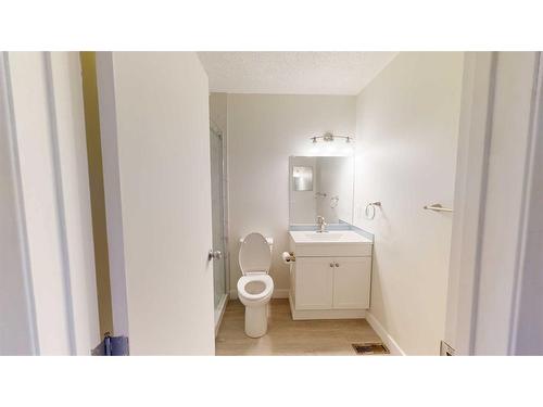 42-2519 38 Street Ne, Calgary, AB - Indoor Photo Showing Bathroom