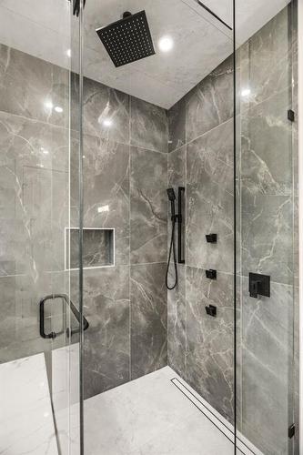 2911 4 Avenue Nw, Calgary, AB - Indoor Photo Showing Bathroom