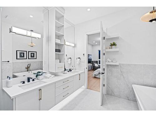 2911 4 Avenue Nw, Calgary, AB - Indoor Photo Showing Bathroom