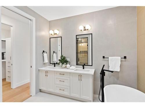 1922 8 Avenue Se, Calgary, AB - Indoor Photo Showing Bathroom