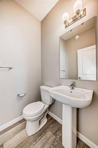 136 Lucas Heights Nw, Calgary, AB - Indoor Photo Showing Bathroom