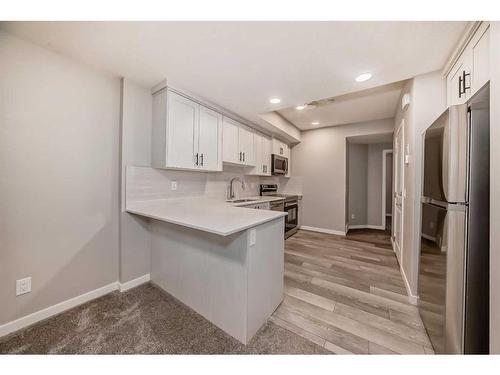 136 Lucas Heights Nw, Calgary, AB - Indoor Photo Showing Kitchen