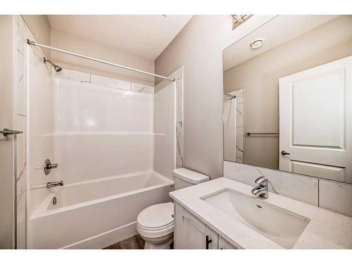 136 Lucas Heights Nw, Calgary, AB - Indoor Photo Showing Bathroom