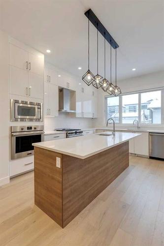 2004 6 Street Ne, Calgary, AB - Indoor Photo Showing Kitchen With Upgraded Kitchen