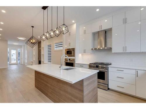 2004 6 Street Ne, Calgary, AB - Indoor Photo Showing Kitchen With Upgraded Kitchen