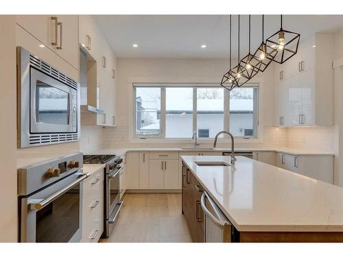 2004 6 Street Ne, Calgary, AB - Indoor Photo Showing Kitchen With Upgraded Kitchen