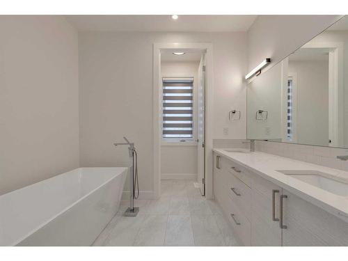 2004 6 Street Ne, Calgary, AB - Indoor Photo Showing Bathroom