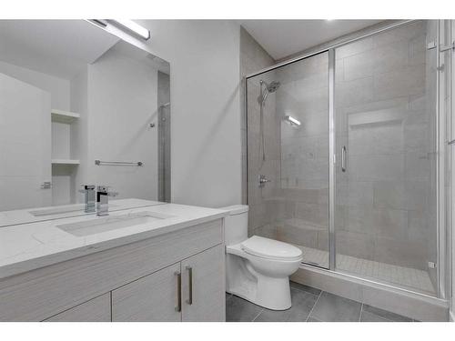 2004 6 Street Ne, Calgary, AB - Indoor Photo Showing Bathroom