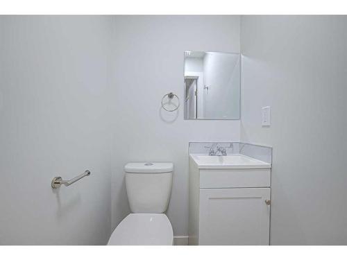 3207 Doverville Crescent Se, Calgary, AB - Indoor Photo Showing Bathroom