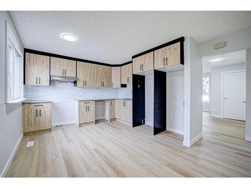 3207 Doverville Crescent Se, Calgary, AB - Indoor Photo Showing Kitchen