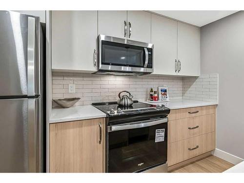 339 Hendon Drive Nw, Calgary, AB - Indoor Photo Showing Kitchen With Upgraded Kitchen