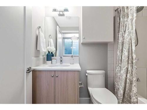 339 Hendon Drive Nw, Calgary, AB - Indoor Photo Showing Bathroom