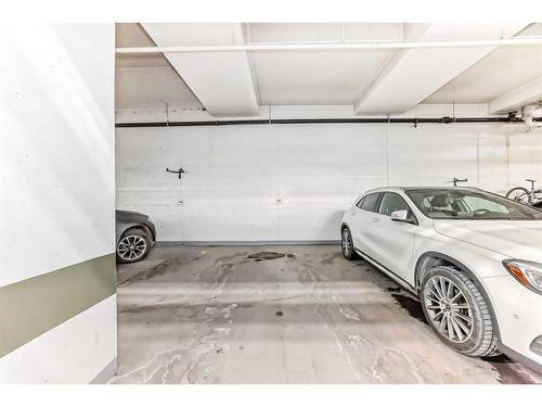 710-210 15 Avenue Se, Calgary, AB - Indoor Photo Showing Garage