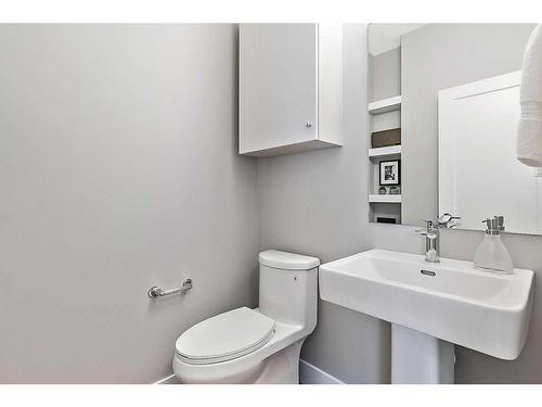 341 Hendon Drive Nw, Calgary, AB - Indoor Photo Showing Bathroom