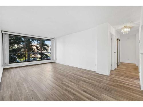 205-521 57 Avenue Sw, Calgary, AB - Indoor Photo Showing Living Room