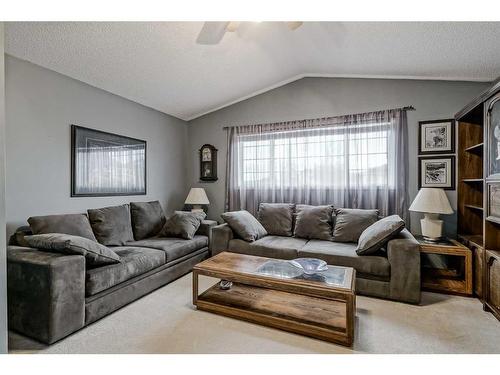 172 Tuscarora Heights Nw, Calgary, AB - Indoor Photo Showing Living Room