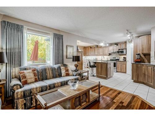 172 Tuscarora Heights Nw, Calgary, AB - Indoor Photo Showing Living Room