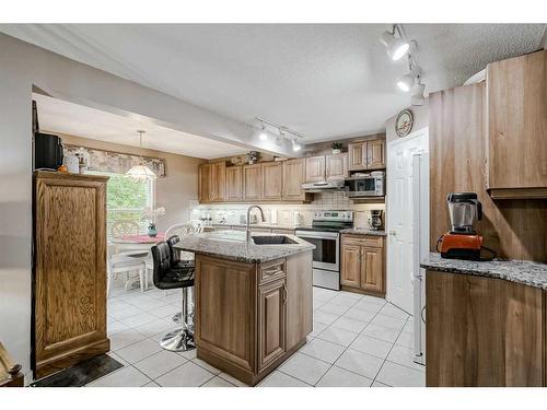 172 Tuscarora Heights Nw, Calgary, AB - Indoor Photo Showing Kitchen