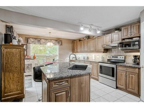 172 Tuscarora Heights Nw, Calgary, AB - Indoor Photo Showing Kitchen