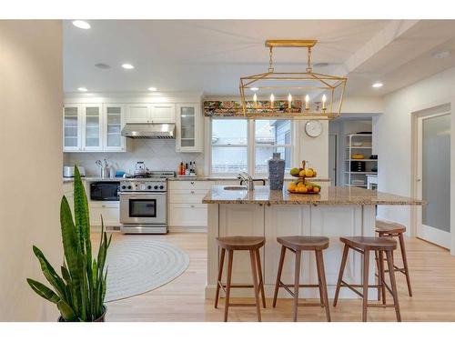 920 Elizabeth Road Sw, Calgary, AB - Indoor Photo Showing Kitchen With Upgraded Kitchen