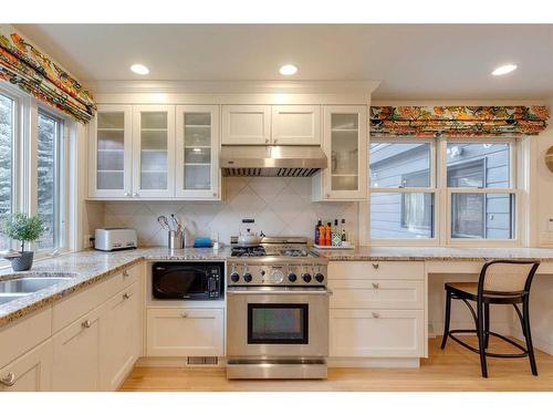 920 Elizabeth Road Sw, Calgary, AB - Indoor Photo Showing Kitchen