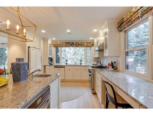 920 Elizabeth Road Sw, Calgary, AB - Indoor Photo Showing Kitchen