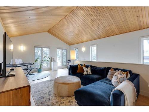 920 Elizabeth Road Sw, Calgary, AB - Indoor Photo Showing Living Room