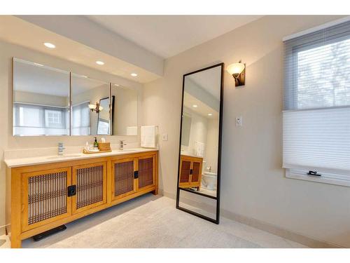 920 Elizabeth Road Sw, Calgary, AB - Indoor Photo Showing Bathroom