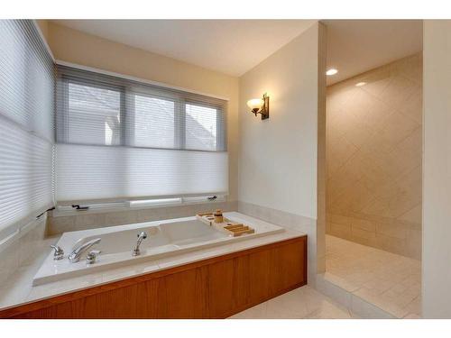 920 Elizabeth Road Sw, Calgary, AB - Indoor Photo Showing Bathroom