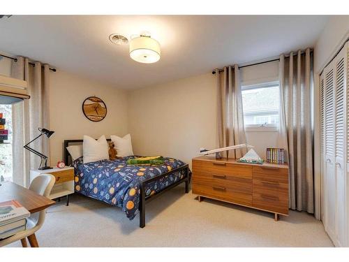 920 Elizabeth Road Sw, Calgary, AB - Indoor Photo Showing Bedroom