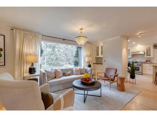 920 Elizabeth Road Sw, Calgary, AB - Indoor Photo Showing Living Room