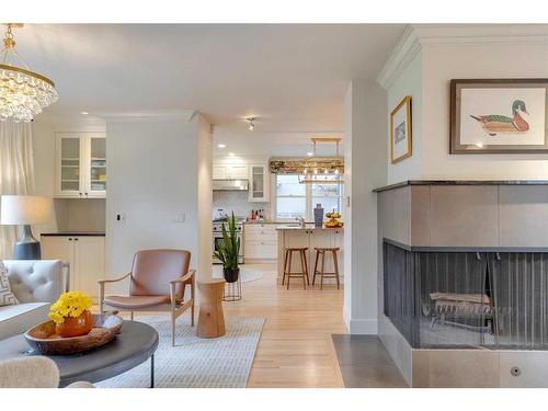 920 Elizabeth Road Sw, Calgary, AB - Indoor Photo Showing Living Room