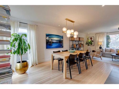 920 Elizabeth Road Sw, Calgary, AB - Indoor Photo Showing Dining Room