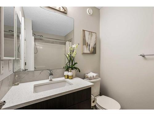 99 Masters Manor Se, Calgary, AB - Indoor Photo Showing Bathroom