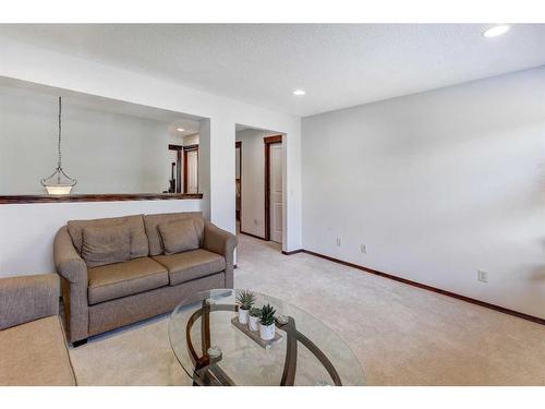 217 Elgin Manor Se, Calgary, AB - Indoor Photo Showing Living Room