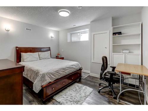 217 Elgin Manor Se, Calgary, AB - Indoor Photo Showing Bedroom