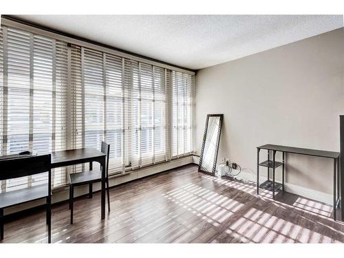 103-733 14 Avenue Sw, Calgary, AB - Indoor Photo Showing Other Room