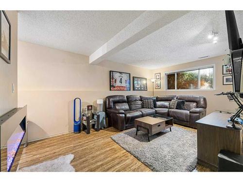 59 Ventura Road Ne, Calgary, AB - Indoor Photo Showing Living Room