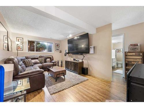 59 Ventura Road Ne, Calgary, AB - Indoor Photo Showing Living Room