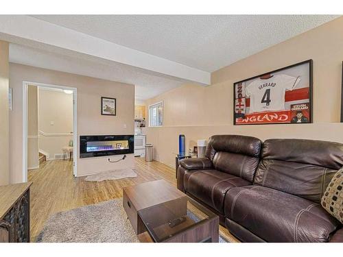 59 Ventura Road Ne, Calgary, AB - Indoor Photo Showing Living Room