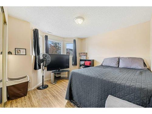 59 Ventura Road Ne, Calgary, AB - Indoor Photo Showing Bedroom